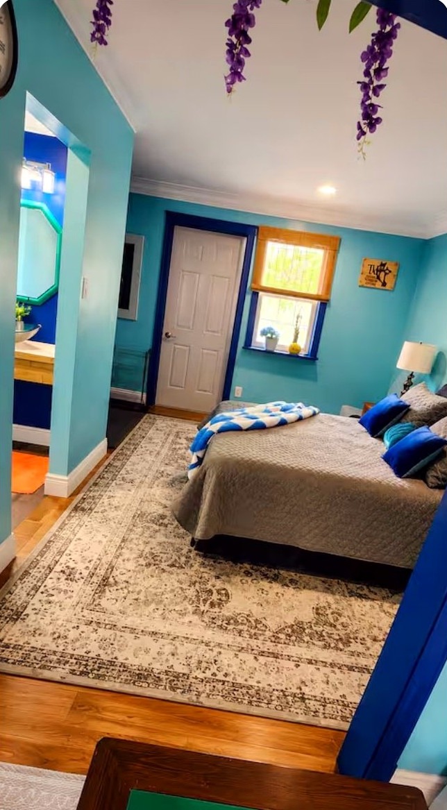 Bedroom with a queen-size bed and turquoise walls at Cozy Place